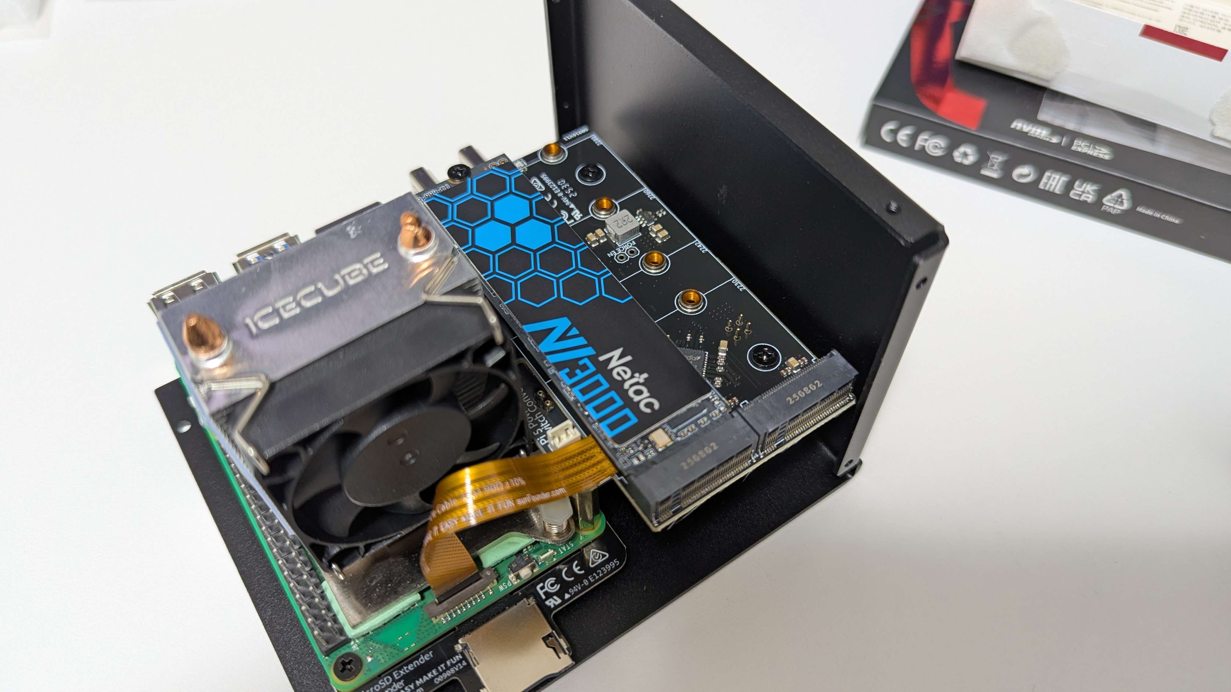 NVMe PIP を取り付け、SSD を差し込む